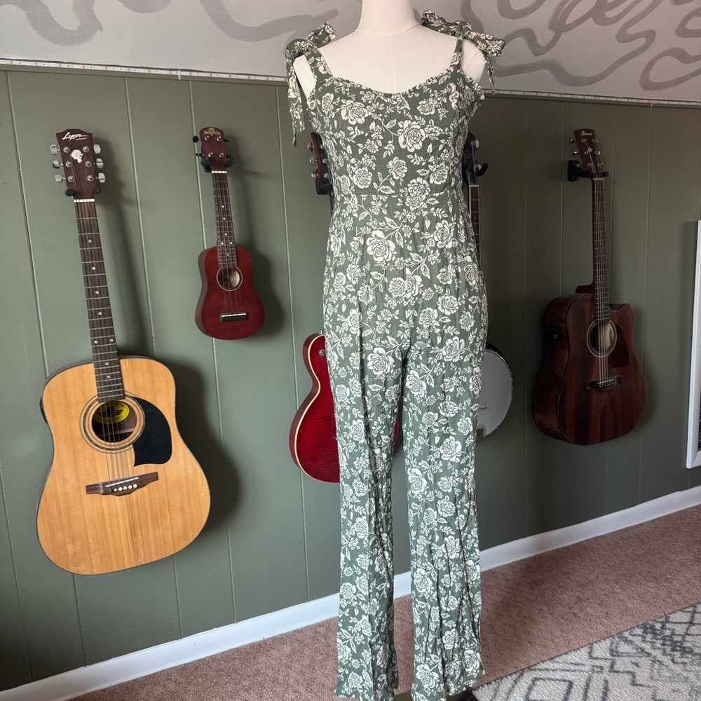 NWT ✨ Olive Green Floral Jumpsuit